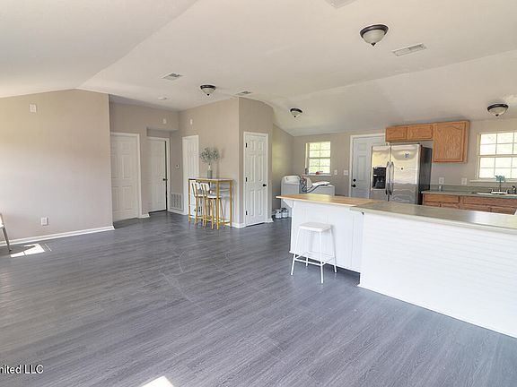 4th image of 506 E Railroad St