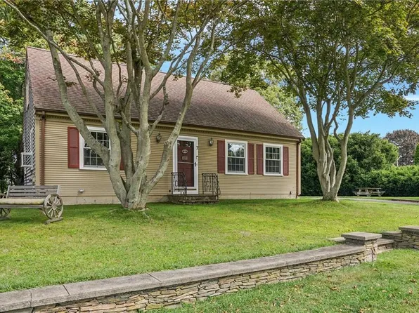 7 Annawamscutt Dr, Bristol, RI 02809