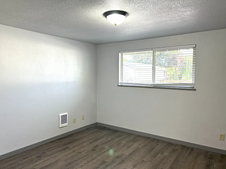 950 NW Hobart Ave — Photo 36