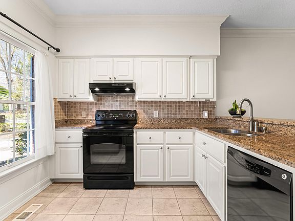 3rd image of 1403 Governors Ct