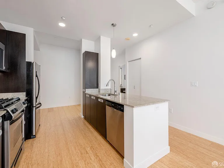 300 Berry St #907 — Photo 8