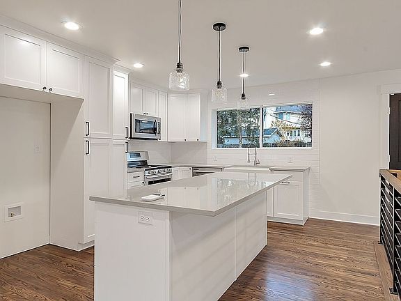 5th image of 3507 S Plaza Way