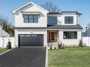 52 Choir Ln, Westbury, NY 11590