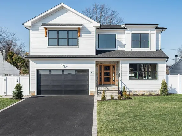 52 Choir Lane, Westbury, NY 11590