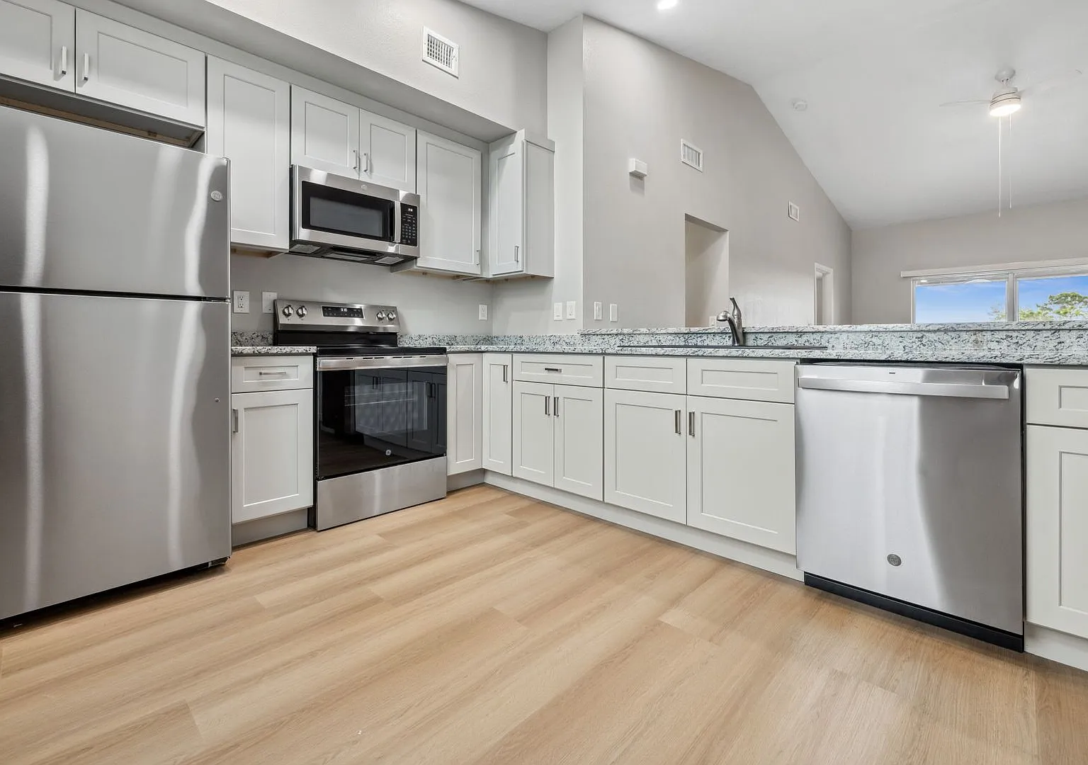 1350 Rio De Janeiro Ave — Photo 4