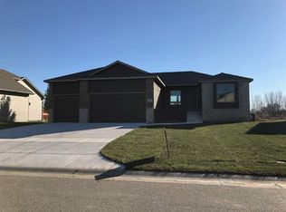 3263 S Bluelake Ct, Wichita, KS 67215