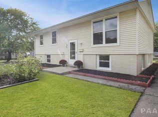 1824 Columbus Dr, Pekin, IL 61554