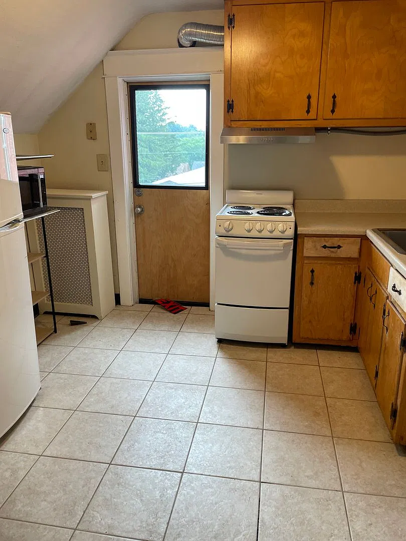 Two Bedroom apartment near engineering and science buildings--rent listed is for the entire apart... — Photo 4