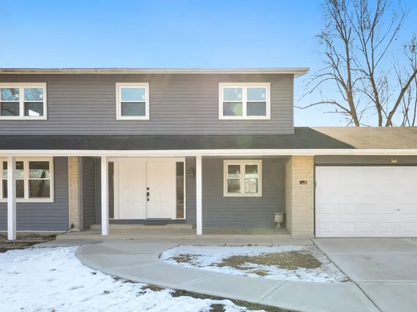 99 Essex Rd, Elk Grove Village, IL 60007