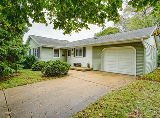 279 Hazel Ln, Hartland, WI 53029