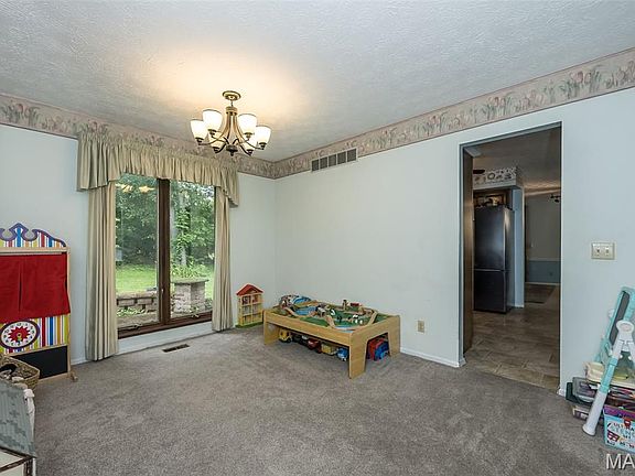 5th image of 5 Shingle Oaks Dr