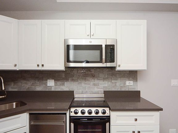 3rd image of 640 W Wrightwood Ave APT 307