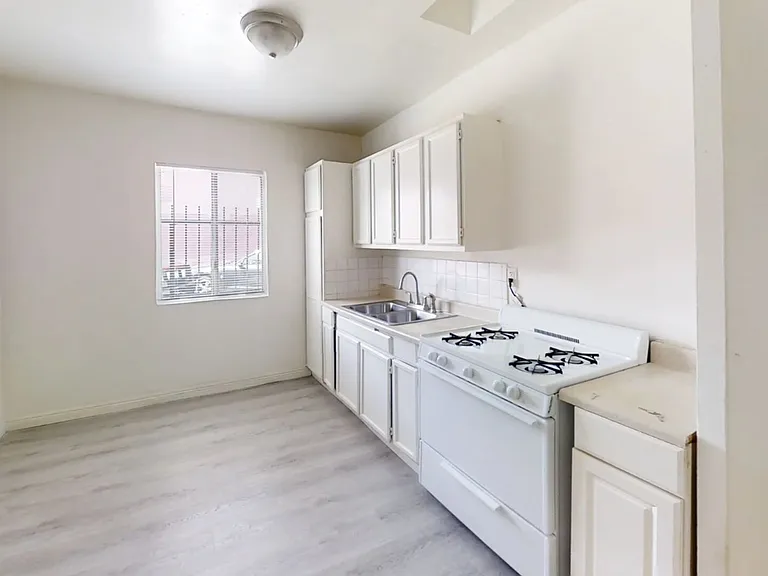 3348 Santa Fe Ave — Photo 2