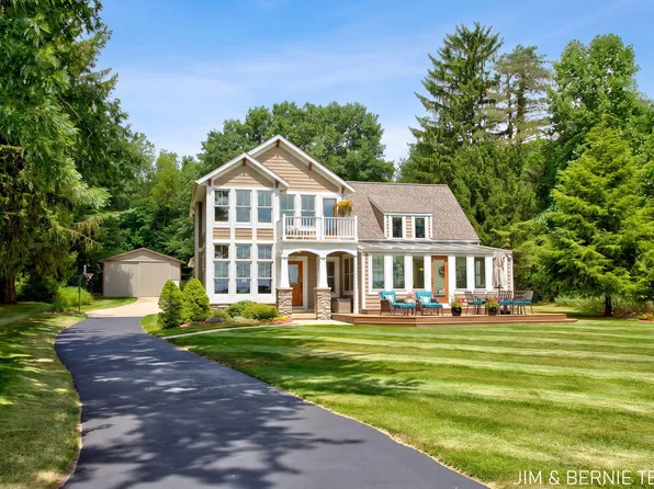 3235 Lakeview Dr, Allegan, MI 49010