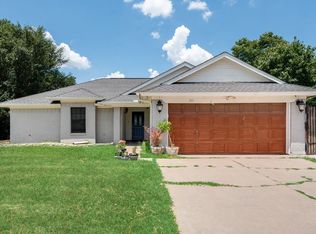 205 Freedom Ln, Arlington, TX 76002