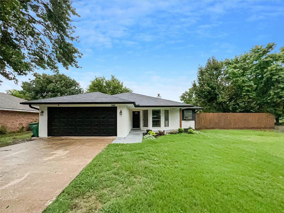 1st image of 1902 La Fontaine Ln