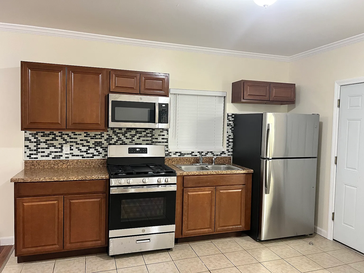 2 bed, 786 sqft, $1,950 — Photo 2