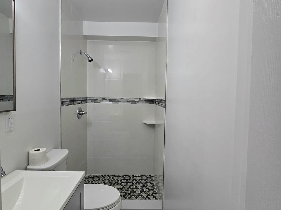 1st image of 2423 Gillmore St Floor 2