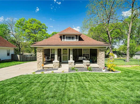 512 Maple Ave, Smithville, MO 64089