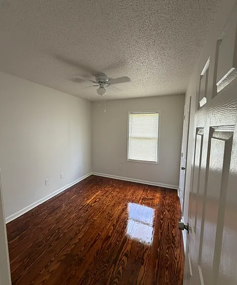 525 E Hall Ln — Photo 3
