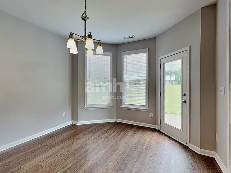 321 Collinsworth Dr — Photo 4