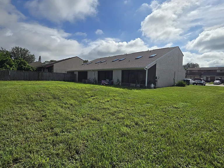 2806 Hunt Club Ln — Photo 2