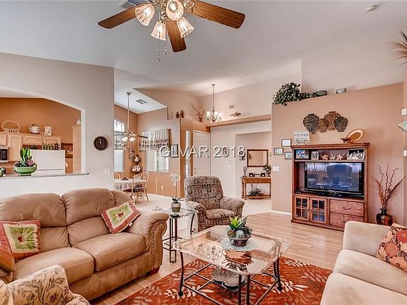 5th image of 218 Crown Imperial St