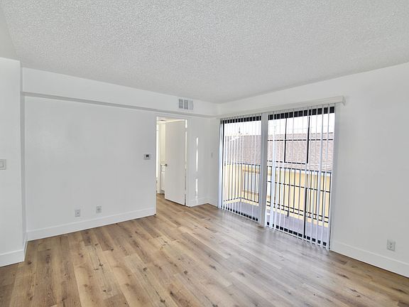 3rd image of 5921 Whitsett Ave APT 202