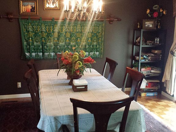 Dining room (mid-level)