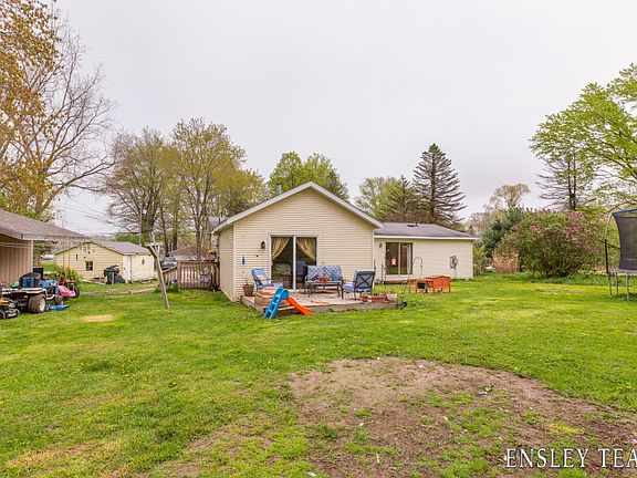 3rd image of 10256 Poplar Dr NE
