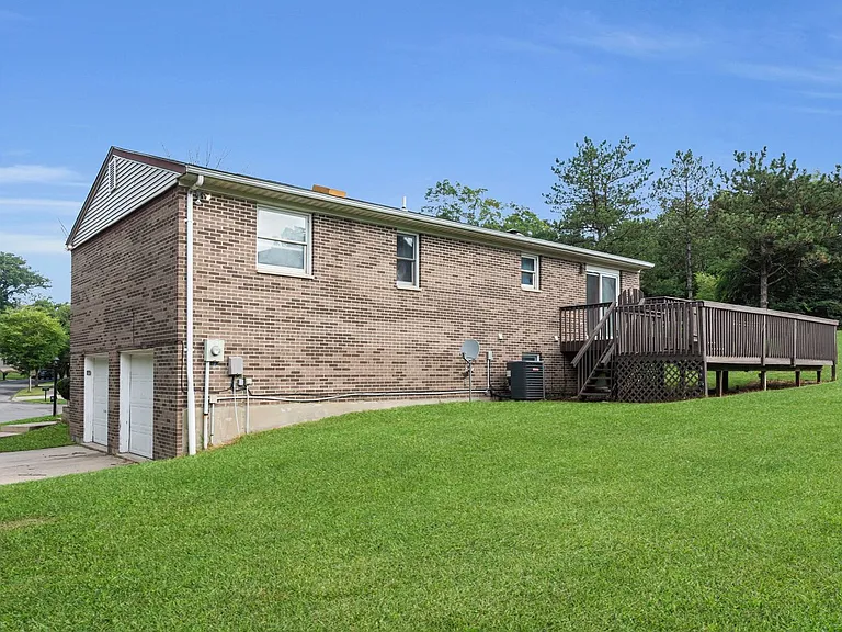 2700 Queenswood Dr — Photo 33