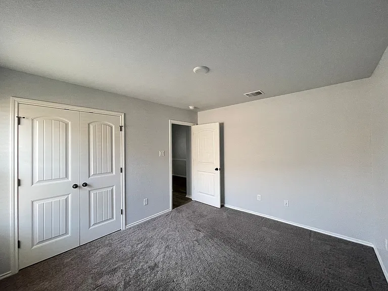 808 Hickok Dr — Photo 2
