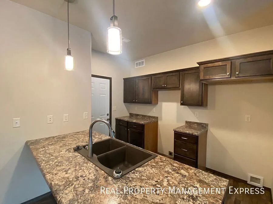 3 Bed 2.5 Bath Townhome — Photo 4