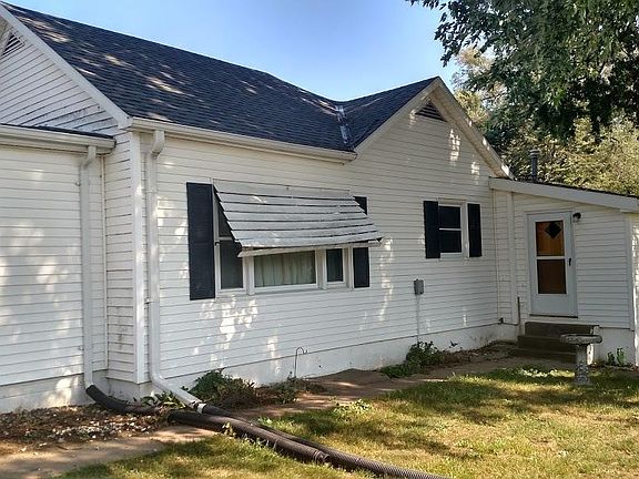 3rd image of 818 E Saint Clair St