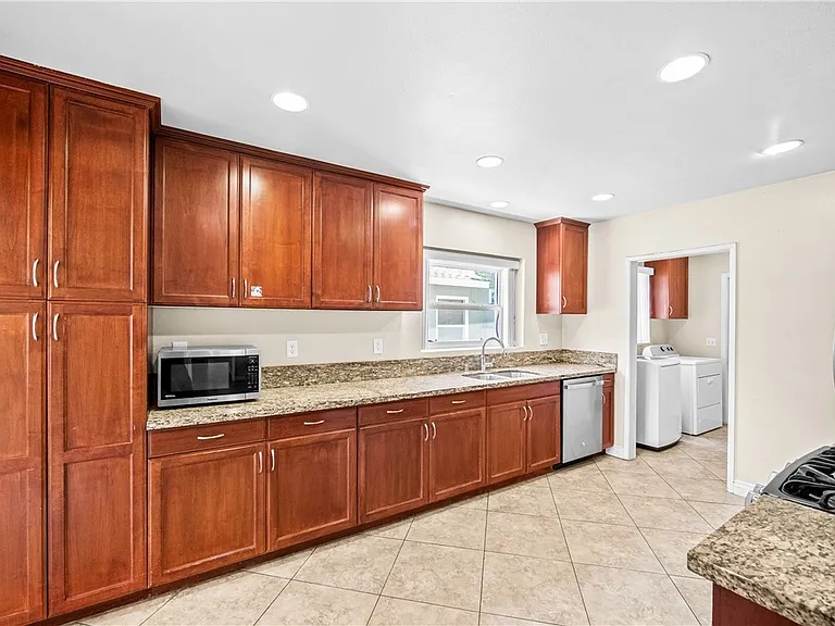 542 N Waverly St — Photo 14