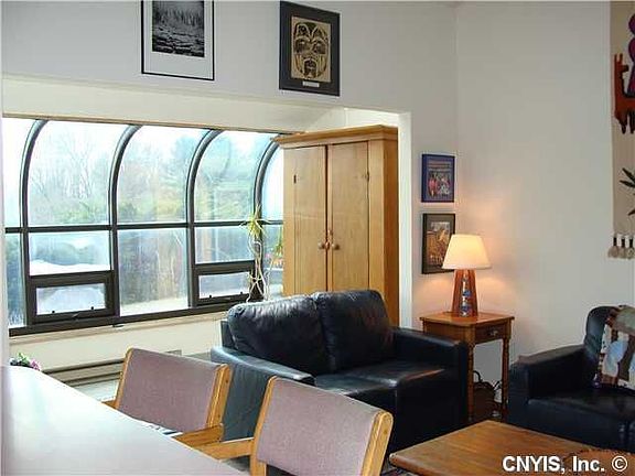 4th image of 437 Surrey Dr