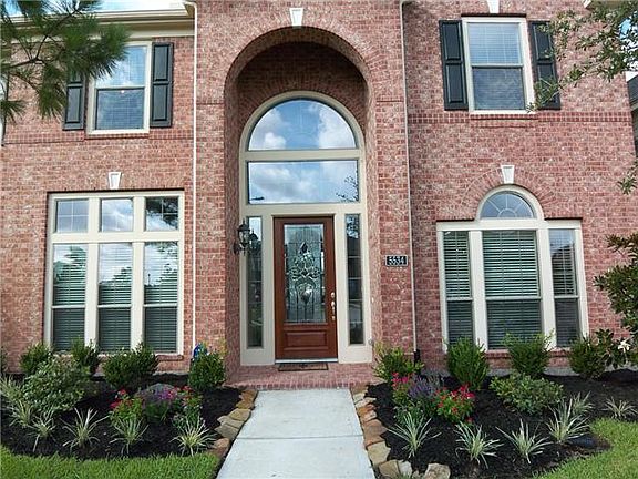    Front doorway inviting you into this lovely home.