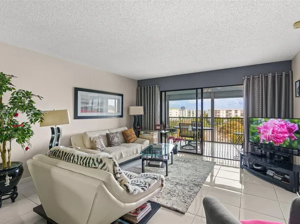 2334 S Cypress Bend Dr APT 806, Pompano Beach, FL 33069