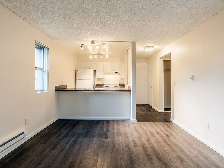 425 Apartments — Photo 21