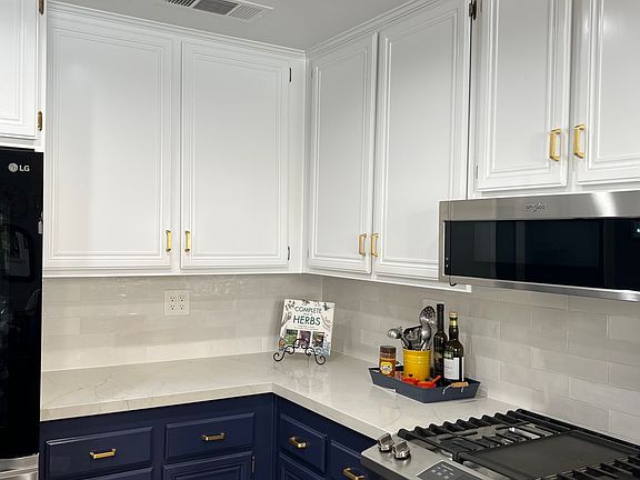 Gas range with 5-burners or 4-burner and griddle.