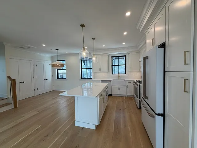 Stunning One Family With Private Yard & Roof Top Terrace — Photo 2