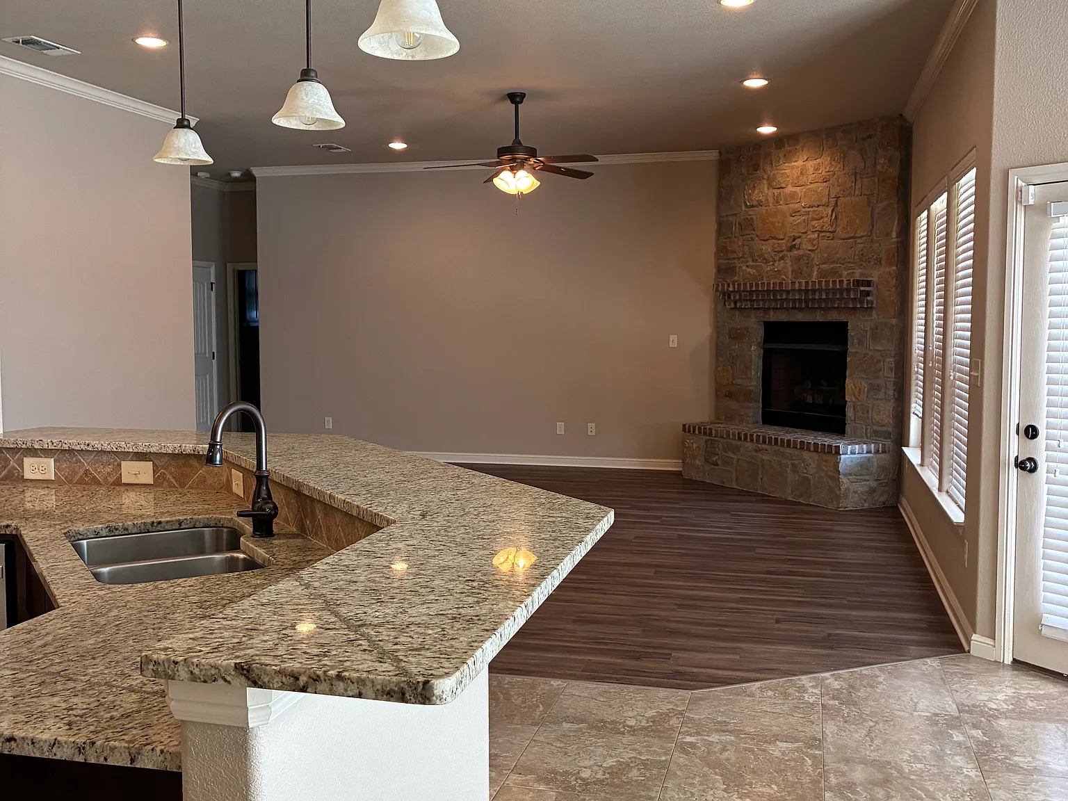 4 bed, 1958 sqft, $2,400 — Photo 4