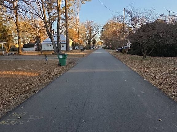 4th image of 907 Moss St