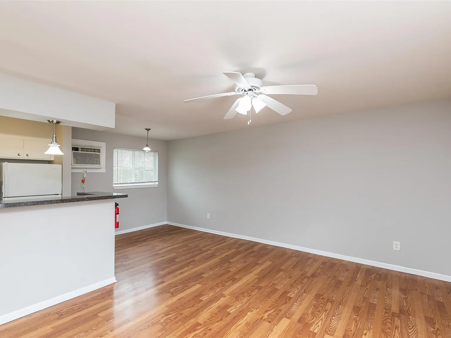 425 Emerson St — Photo 3