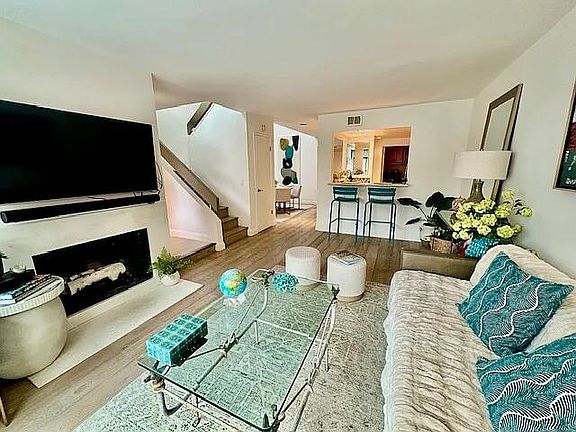 2nd image of 2051 Cliff Dr Unit 10