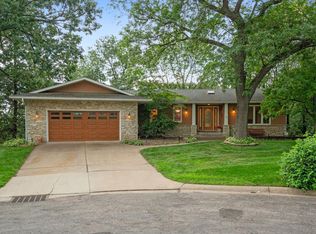 957 Pine View Ct, Saint Paul, MN 55119