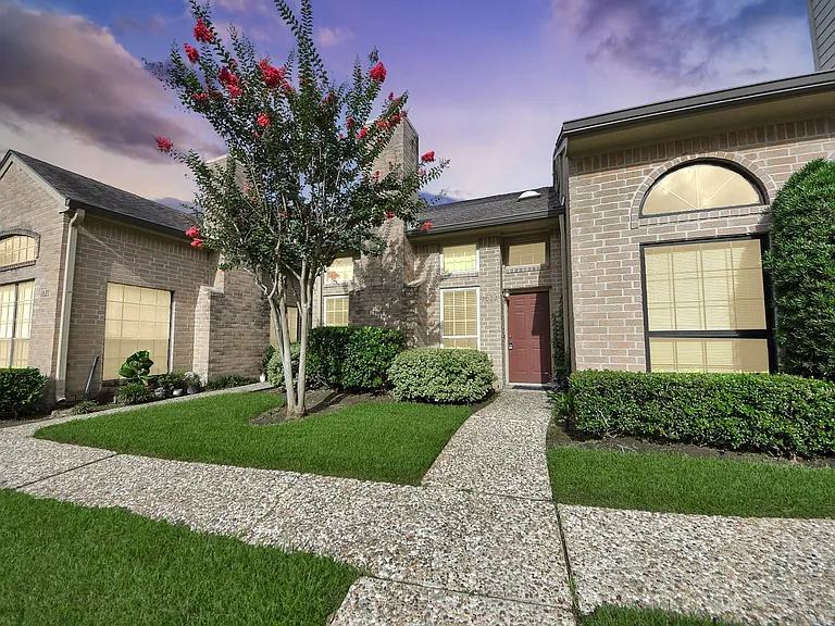 1022 Memorial Village Dr — Photo 1