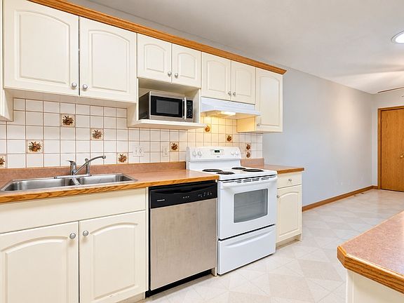 4th image of 717 31st Street W
