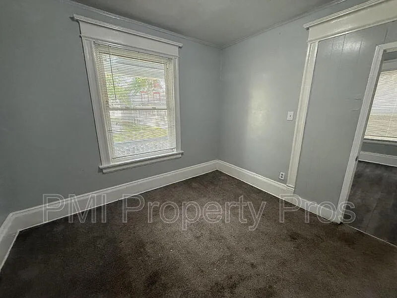 3 bed, 1.0 bath, $1,095 — Photo 3