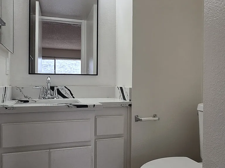 209 W Grand Ave #4 — Photo 8